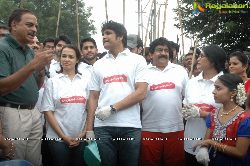 Nagarjuna Family Joins Swachh Bharat Campaign