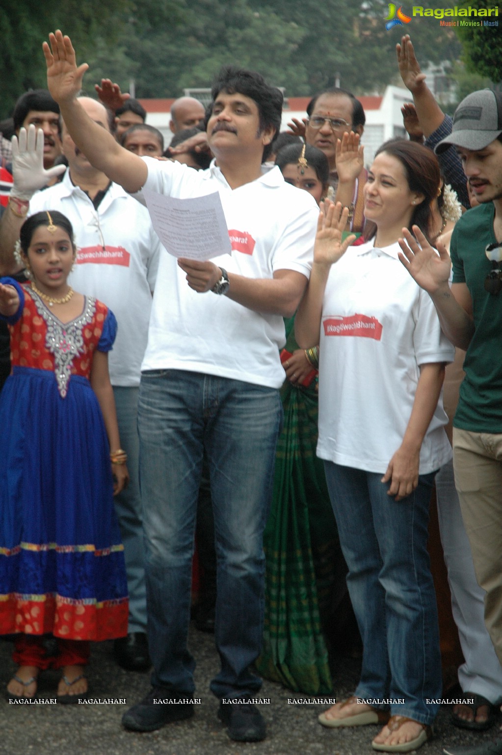 Nagarjuna Family Joins Swachh Bharat Campaign