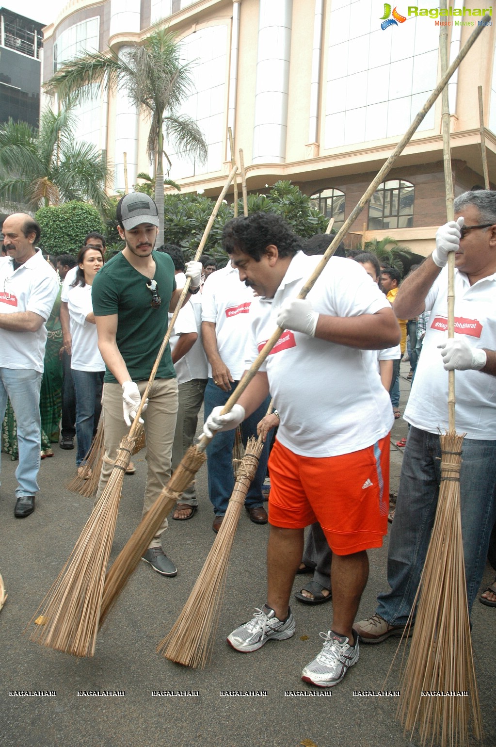 Nagarjuna Family Joins Swachh Bharat Campaign