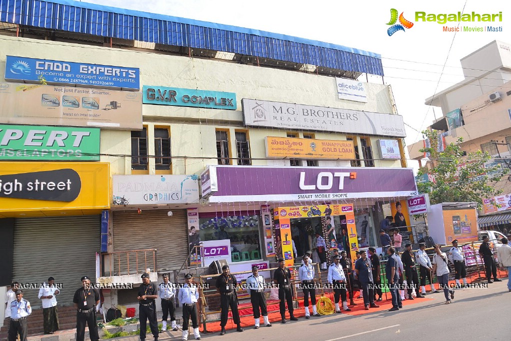 Allu Arjun launches Lot Mobiles at Vijayawada