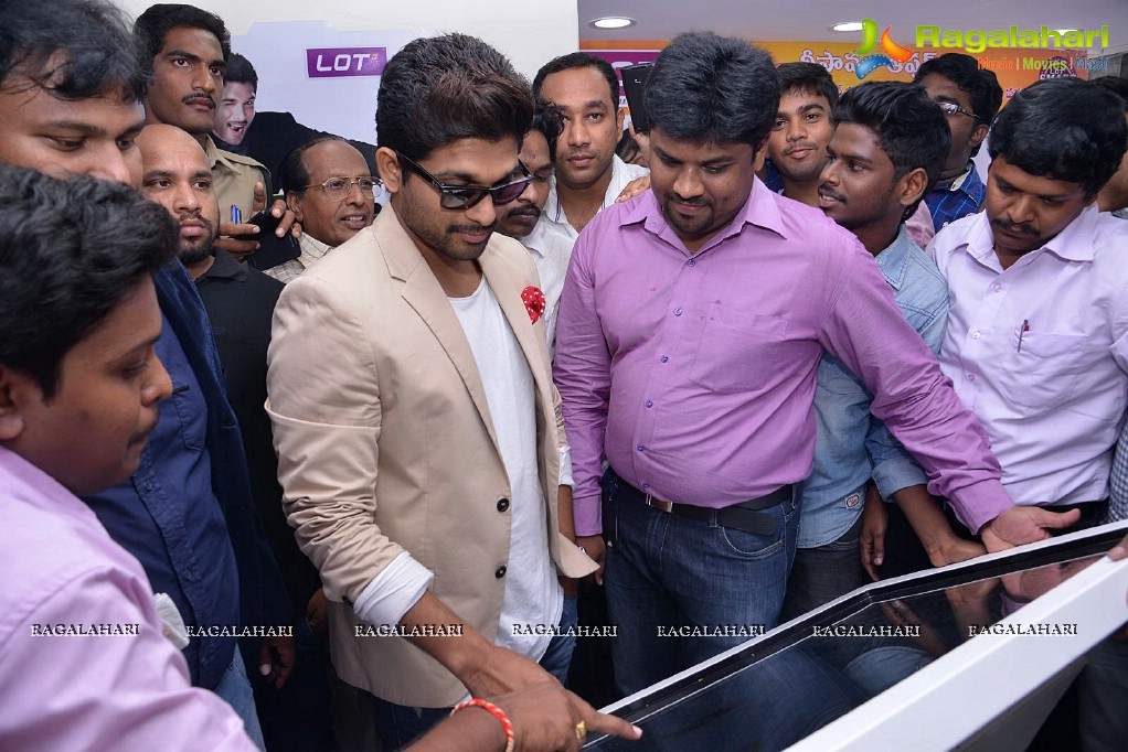 Allu Arjun launches Lot Mobiles at Vijayawada