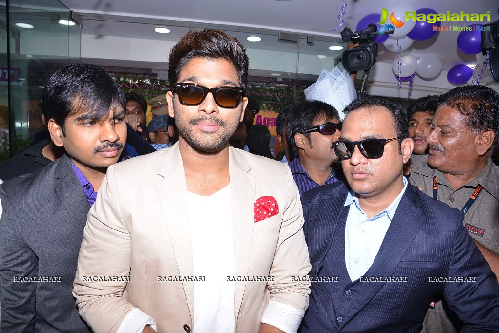 Allu Arjun launches Lot Mobiles at Vijayawada