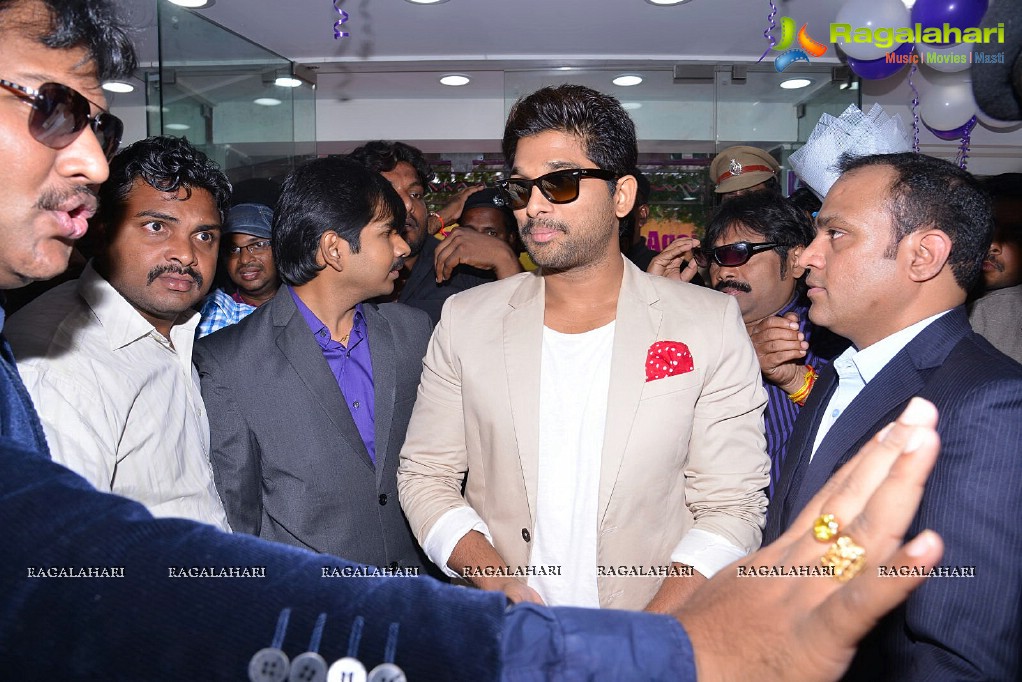 Allu Arjun launches Lot Mobiles at Vijayawada