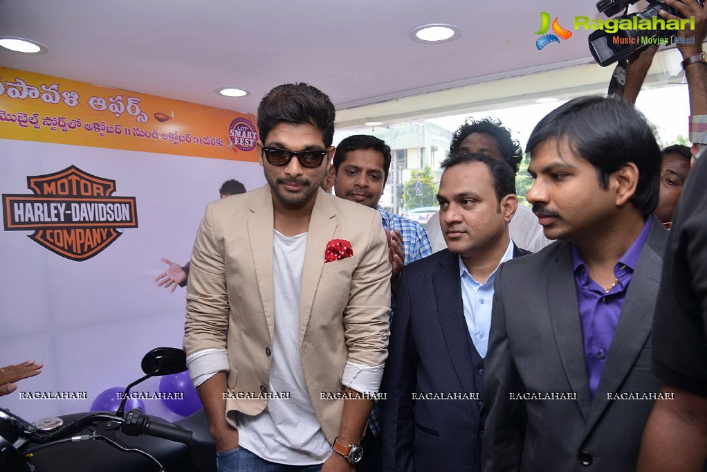 Allu Arjun launches Lot Mobiles at Vijayawada