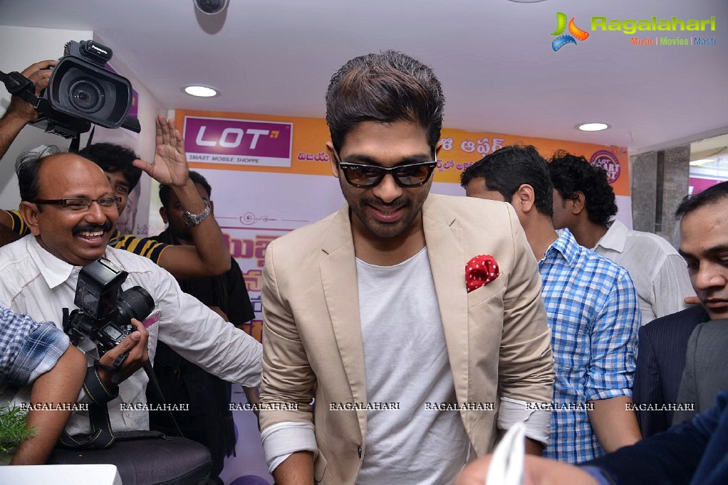 Allu Arjun launches Lot Mobiles at Vijayawada