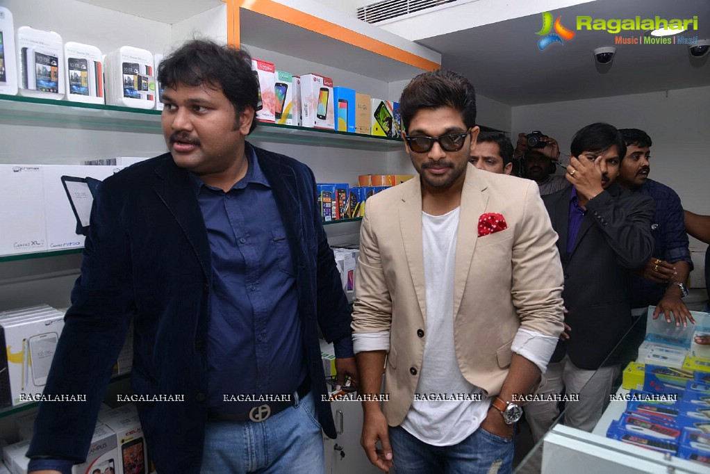 Allu Arjun launches Lot Mobiles at Vijayawada