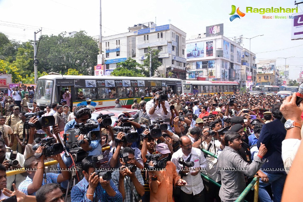 Allu Arjun launches Lot Mobiles at Vijayawada