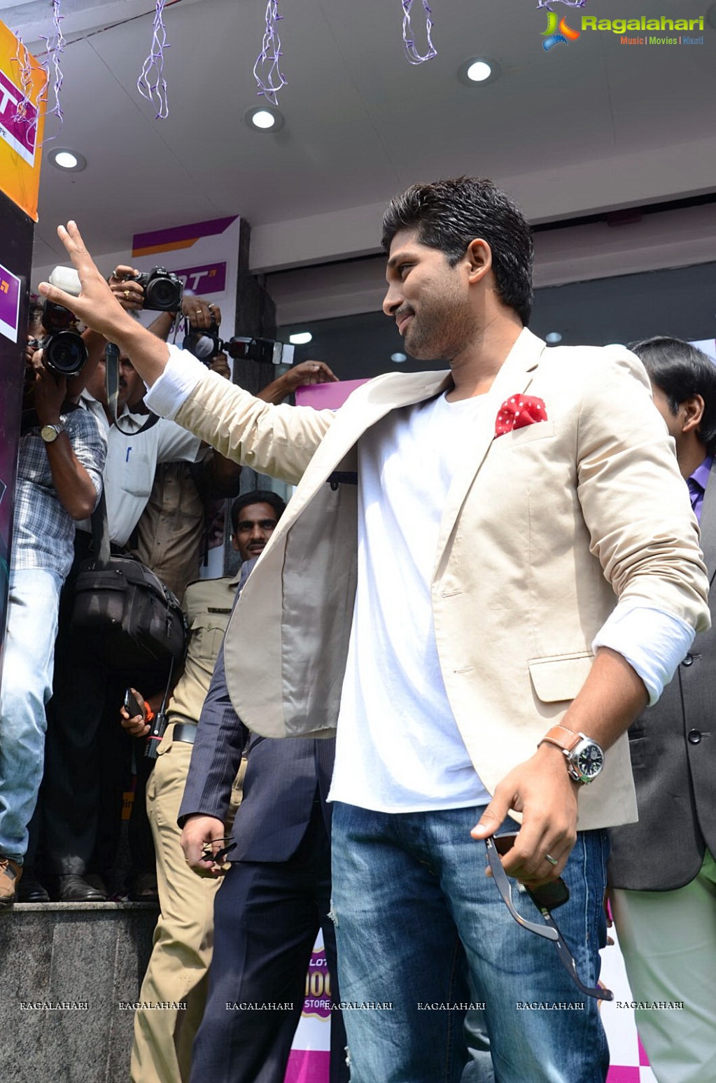 Allu Arjun launches Lot Mobiles at Vijayawada