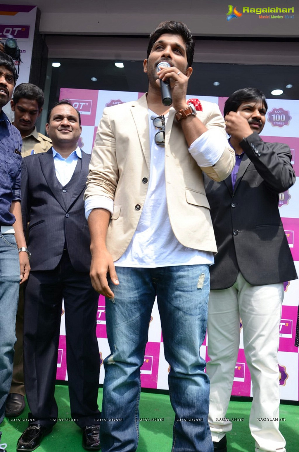 Allu Arjun launches Lot Mobiles at Vijayawada