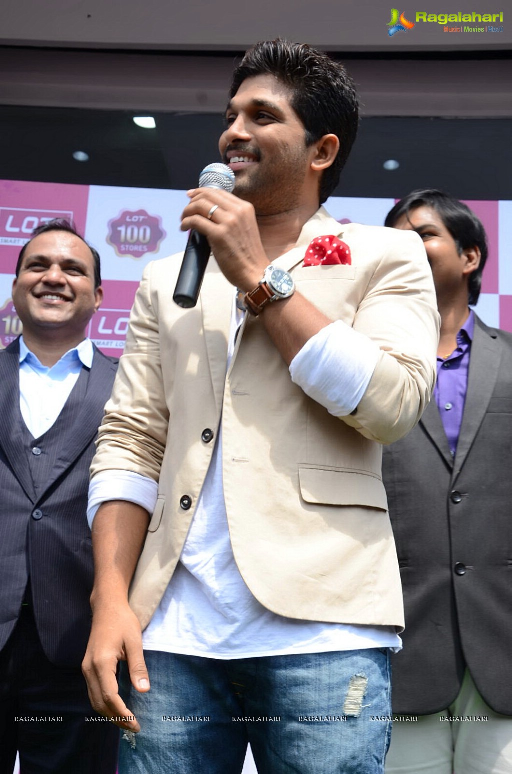 Allu Arjun launches Lot Mobiles at Vijayawada