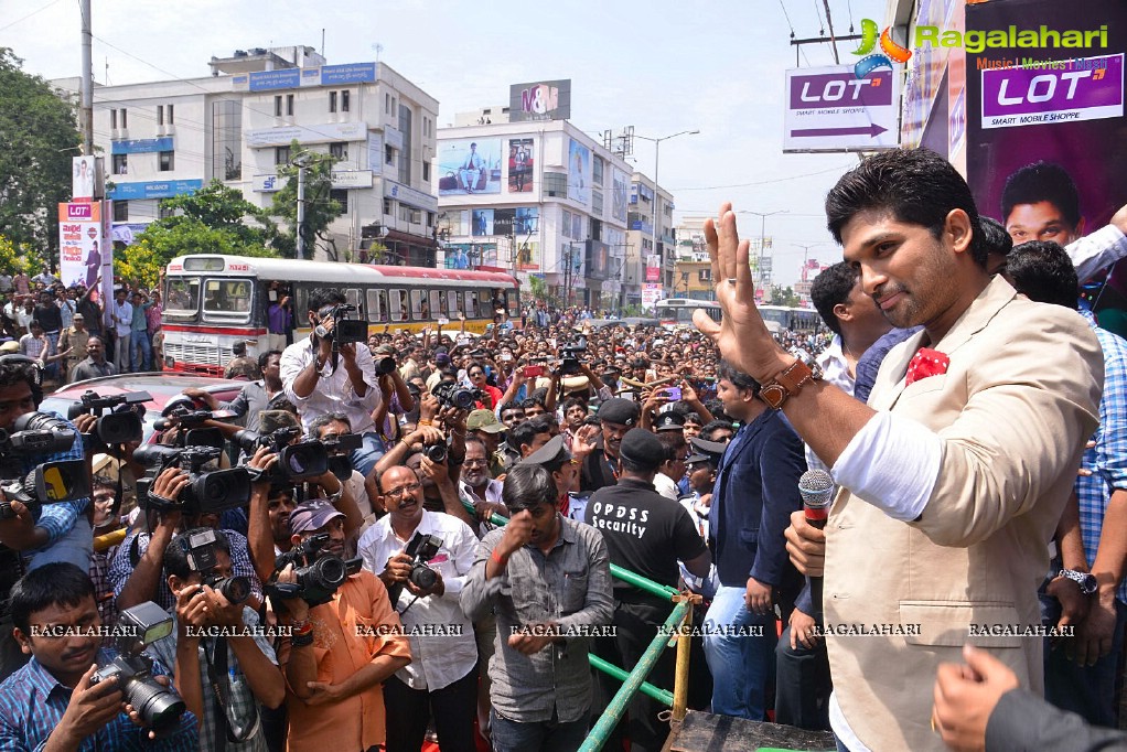 Allu Arjun launches Lot Mobiles at Vijayawada