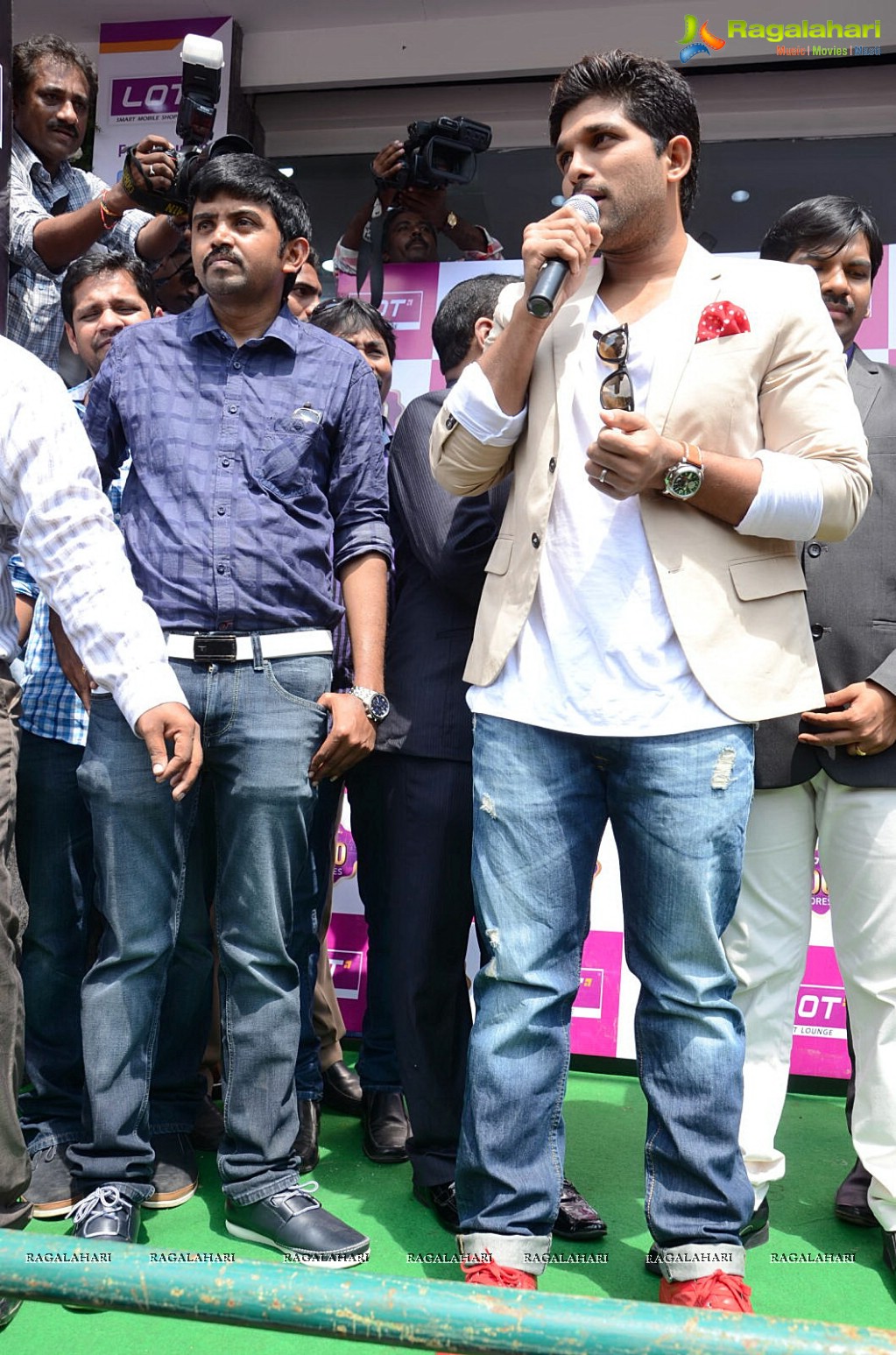 Allu Arjun launches Lot Mobiles at Vijayawada