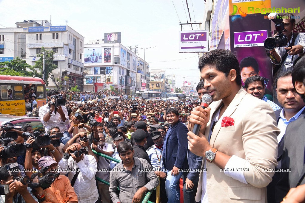 Allu Arjun launches Lot Mobiles at Vijayawada