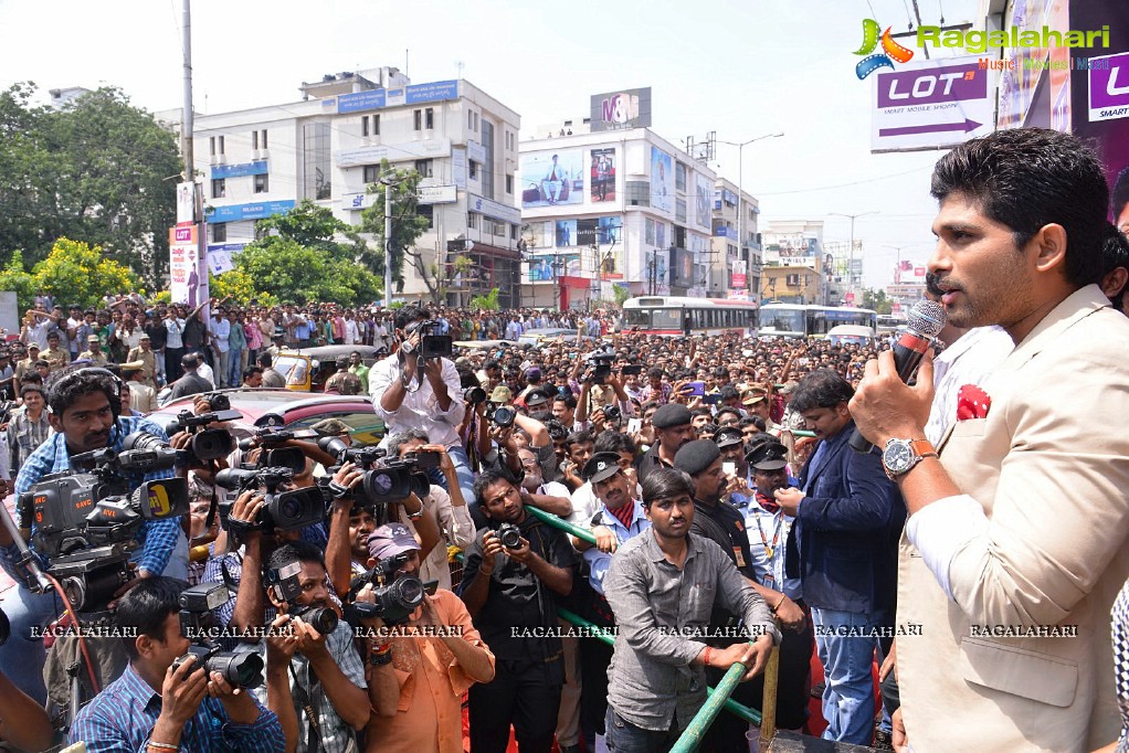 Allu Arjun launches Lot Mobiles at Vijayawada