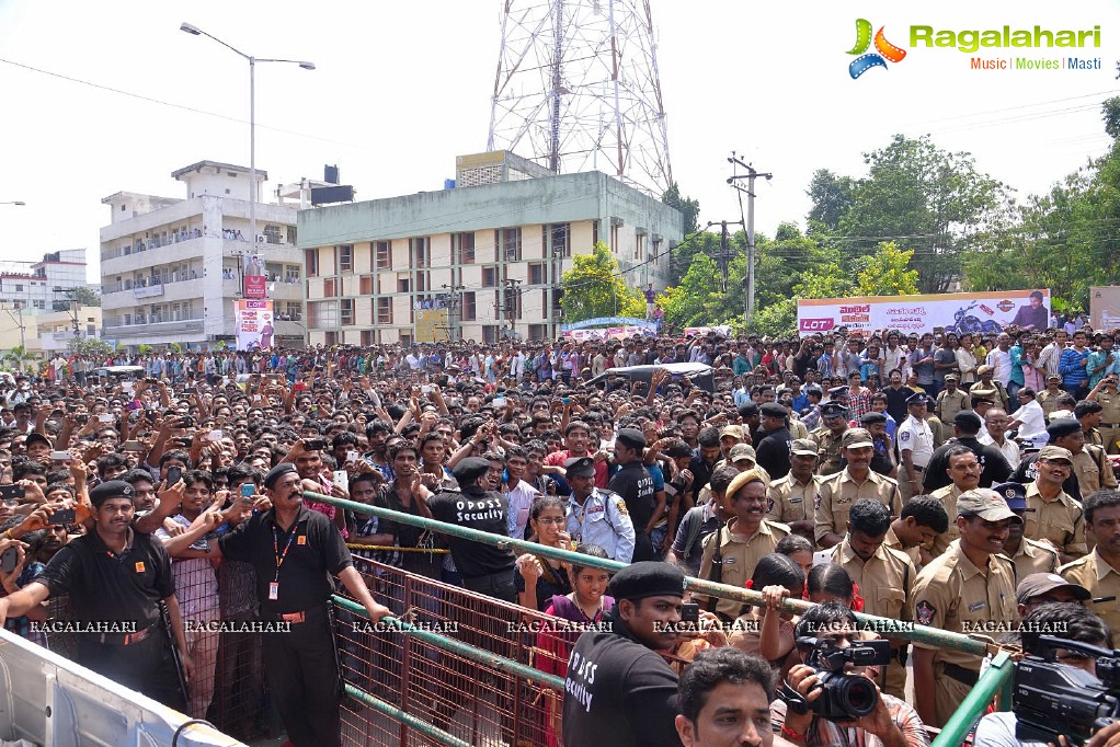 Allu Arjun launches Lot Mobiles at Vijayawada