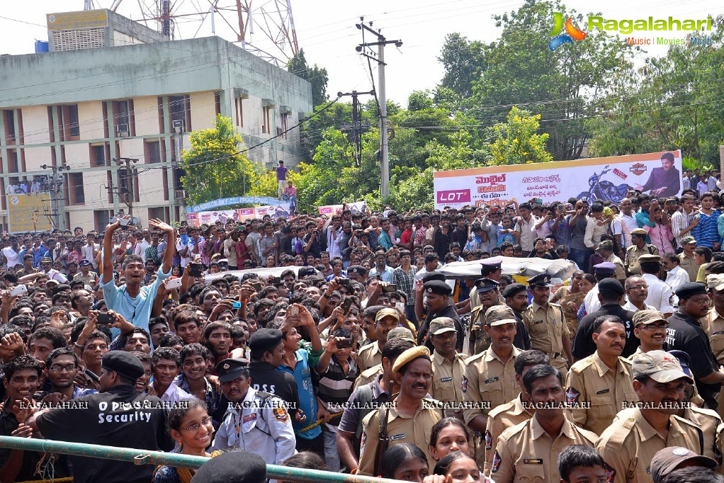 Allu Arjun launches Lot Mobiles at Vijayawada