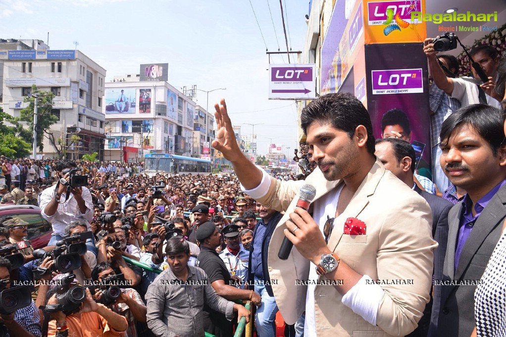 Allu Arjun launches Lot Mobiles at Vijayawada