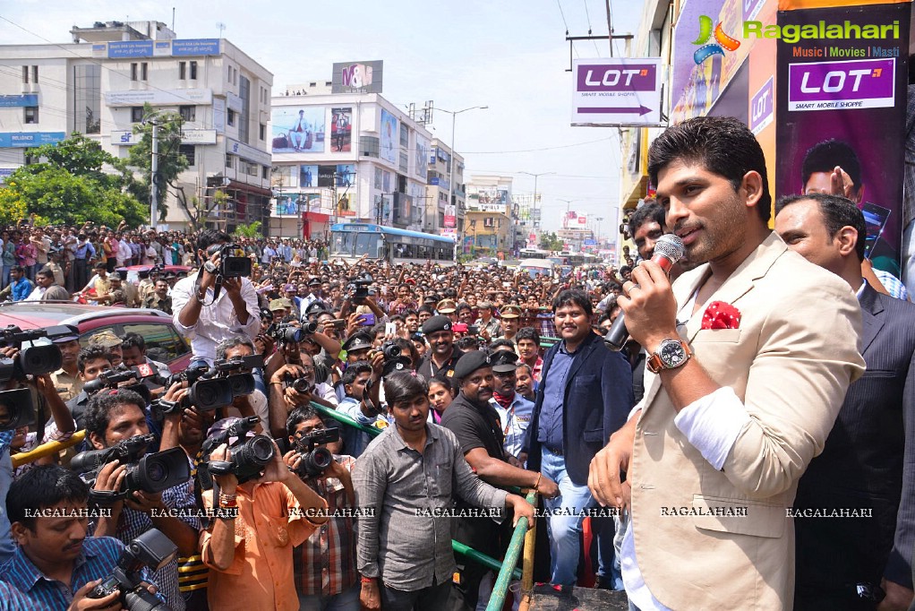 Allu Arjun launches Lot Mobiles at Vijayawada