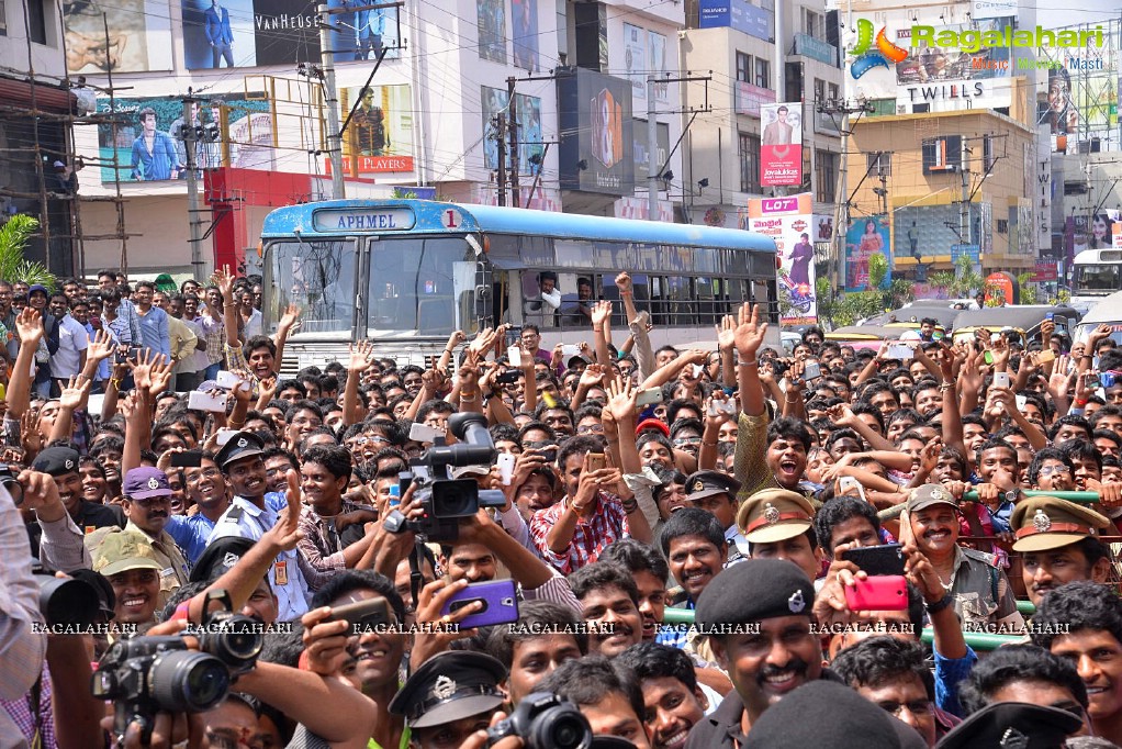 Allu Arjun launches Lot Mobiles at Vijayawada