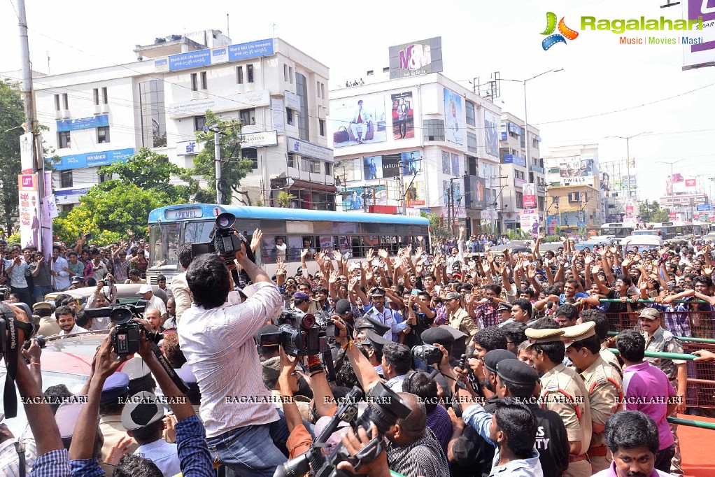 Allu Arjun launches Lot Mobiles at Vijayawada