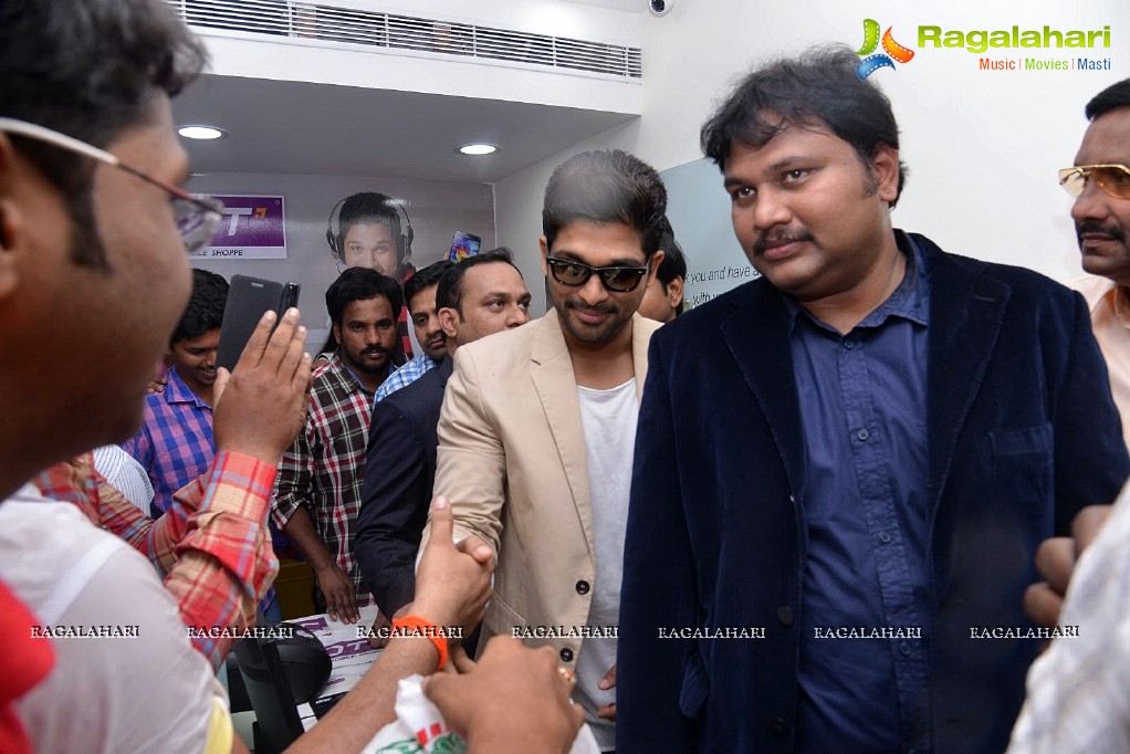 Allu Arjun launches Lot Mobiles at Vijayawada