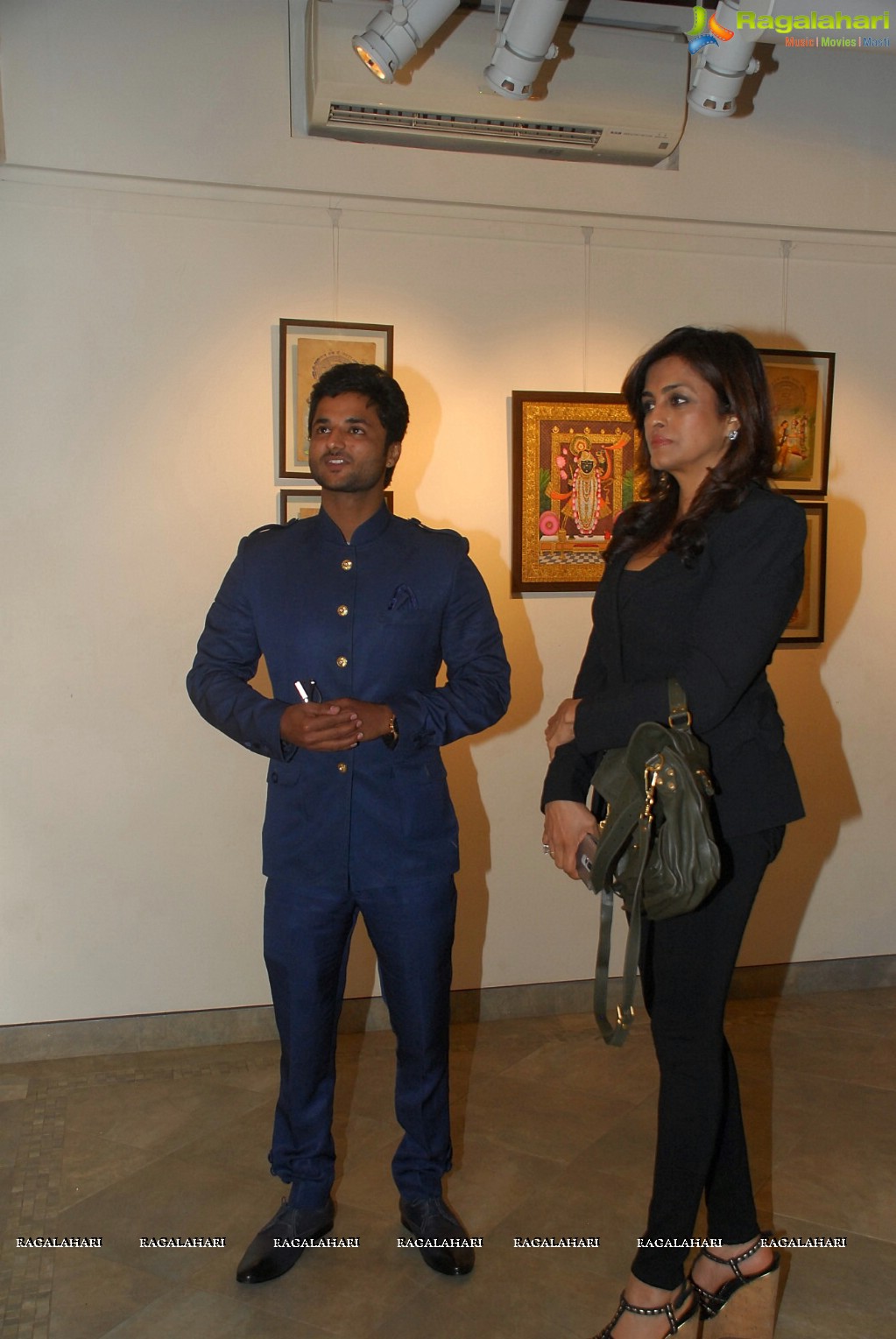 Rani Mukerji inaugurates art show An Art Collector's Paradise by artist Suvigya Sharma