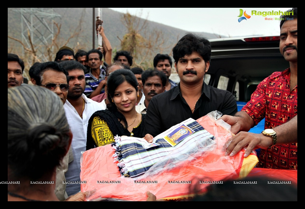 Ravikiran-Sushma, Selvaraj donated essentials to Hudhud Cyclone Victims, Vizag