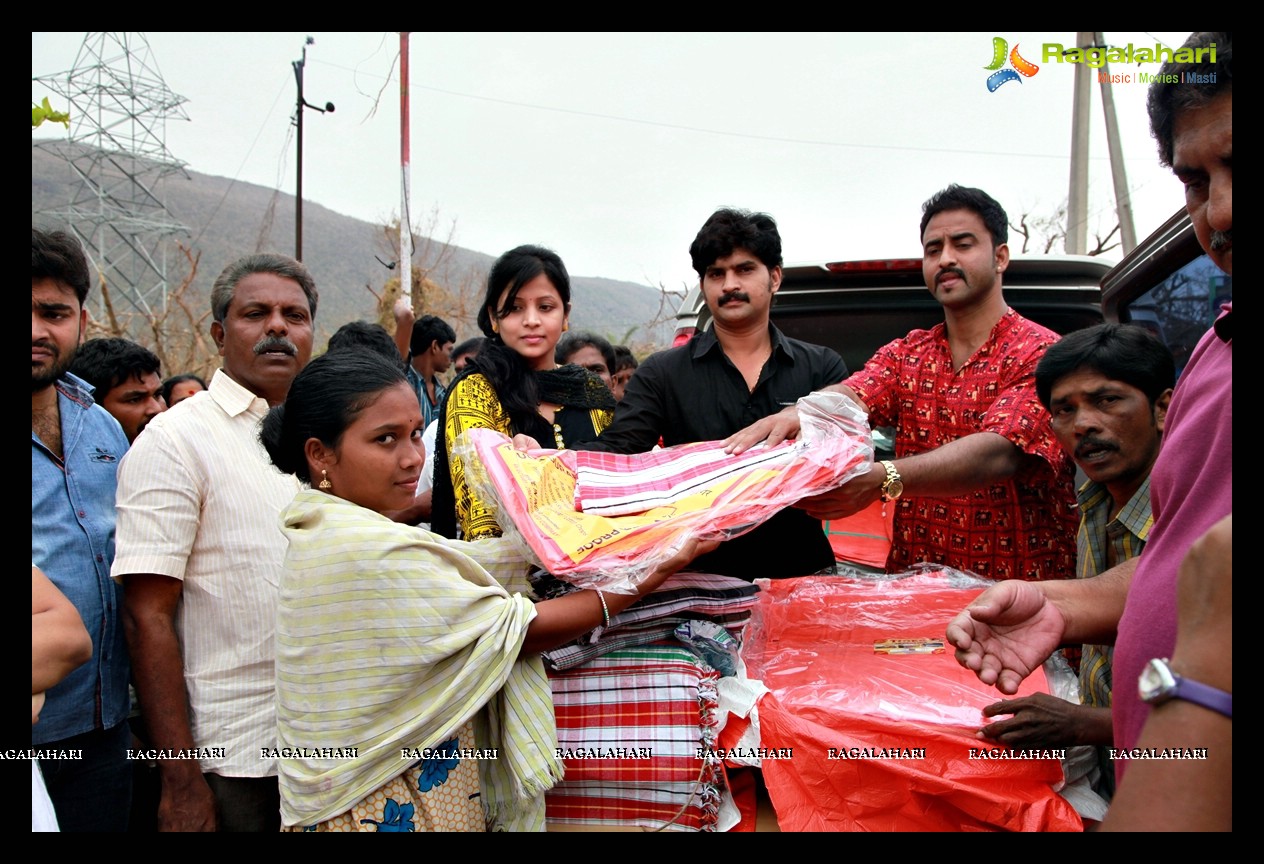 Ravikiran-Sushma, Selvaraj donated essentials to Hudhud Cyclone Victims, Vizag