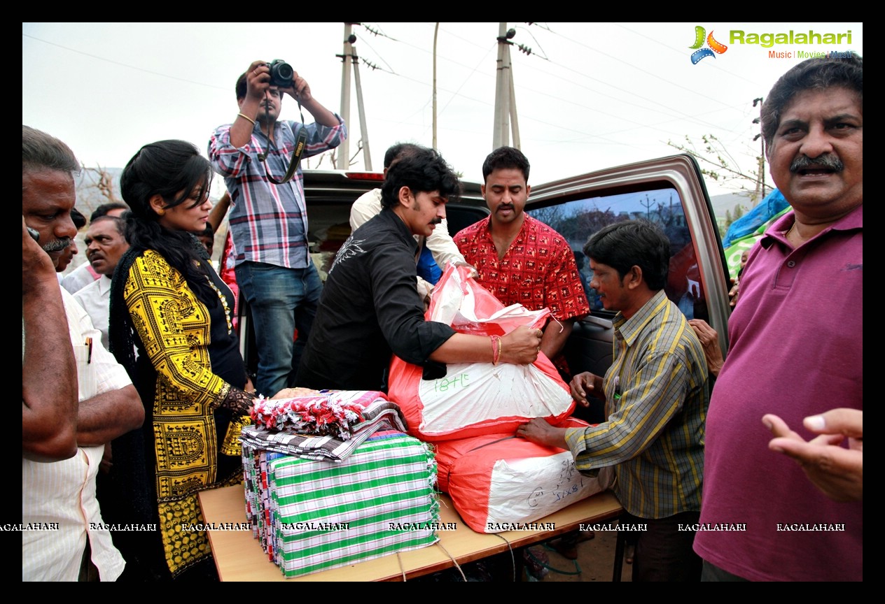 Ravikiran-Sushma, Selvaraj donated essentials to Hudhud Cyclone Victims, Vizag