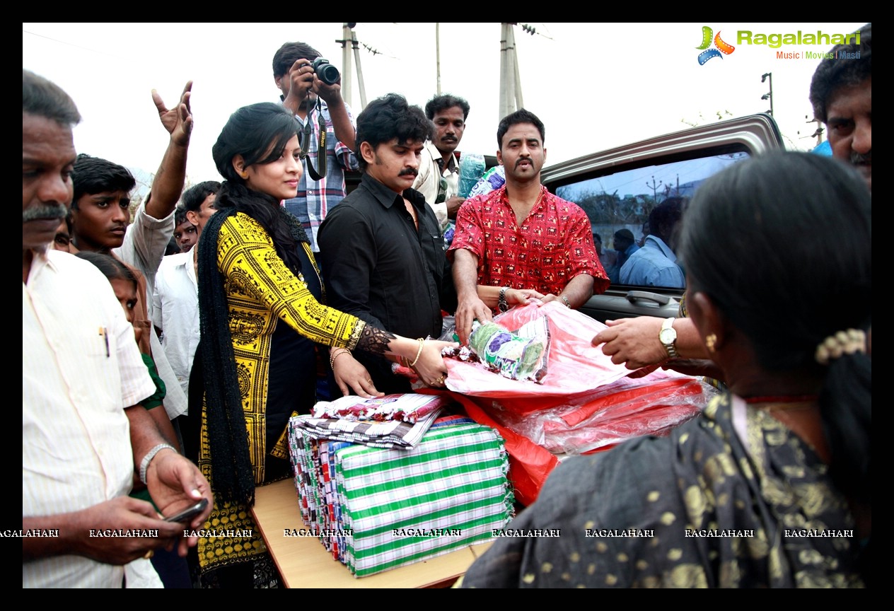 Ravikiran-Sushma, Selvaraj donated essentials to Hudhud Cyclone Victims, Vizag