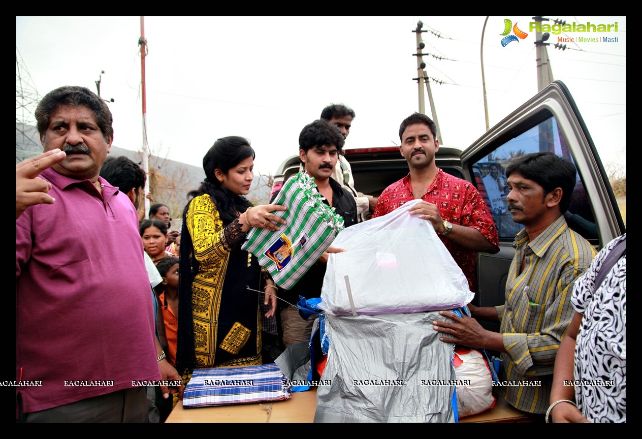 Ravikiran-Sushma, Selvaraj donated essentials to Hudhud Cyclone Victims, Vizag