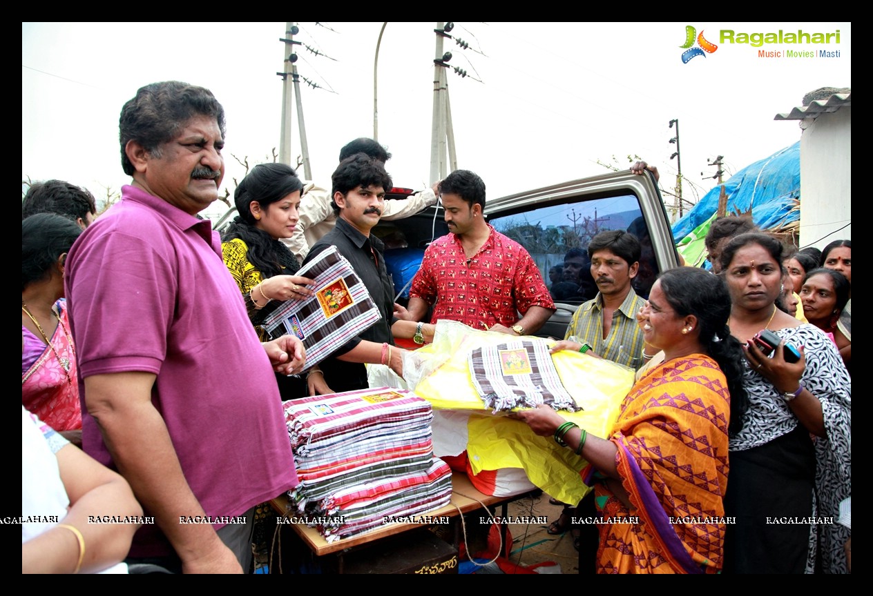 Ravikiran-Sushma, Selvaraj donated essentials to Hudhud Cyclone Victims, Vizag