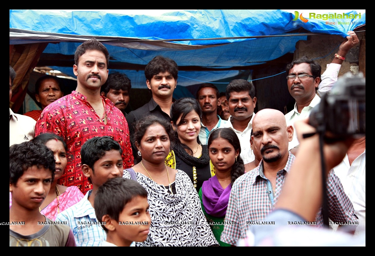 Ravikiran-Sushma, Selvaraj donated essentials to Hudhud Cyclone Victims, Vizag