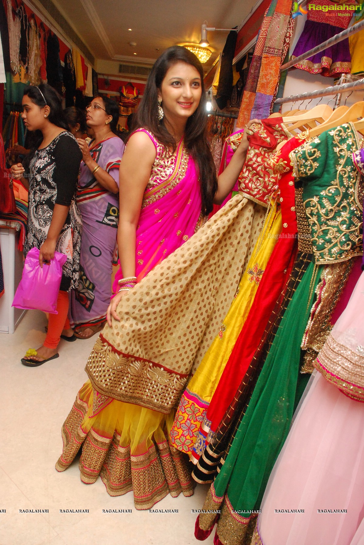 Trendz Vivah Collection 2014 Exhibition by Mrs. Santhi Kathiravan