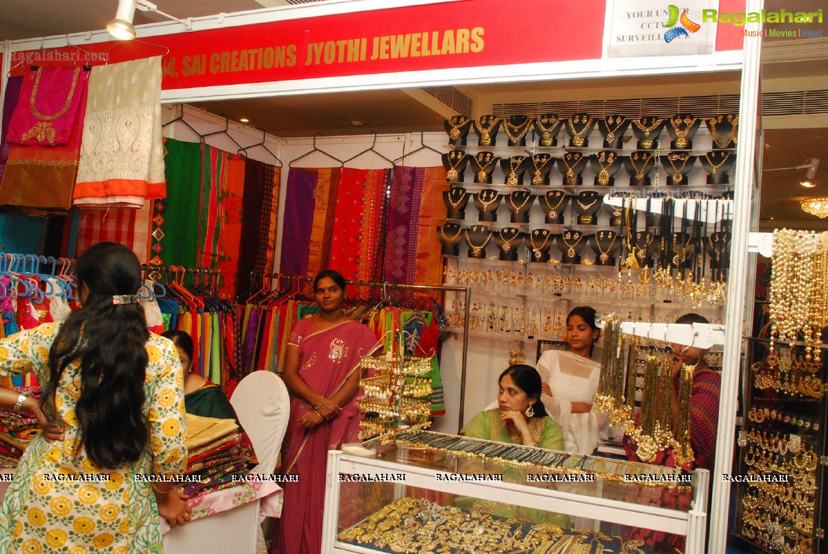 Trendz Vivah Collection 2014 Exhibition by Mrs. Santhi Kathiravan