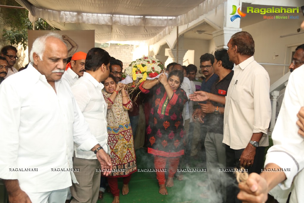 Tollywood Celebrities pay last respect to Mada Venkateswara Rao