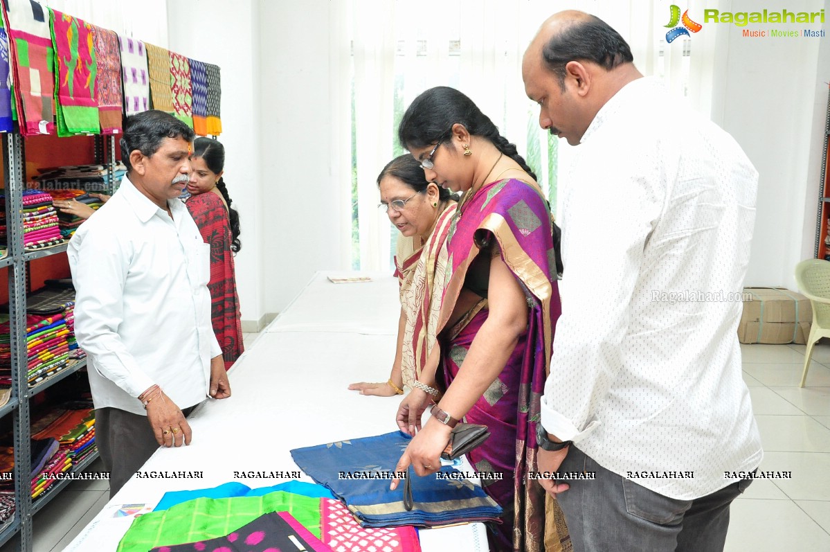 Neha Deshpande launches Pochampally IKAT Art Mela at State Art Gallery, Hyderabad