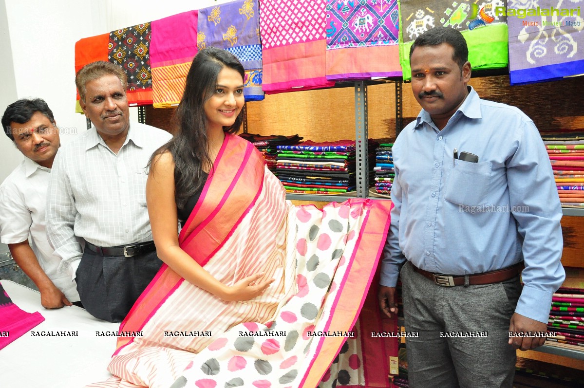 Neha Deshpande launches Pochampally IKAT Art Mela at State Art Gallery, Hyderabad