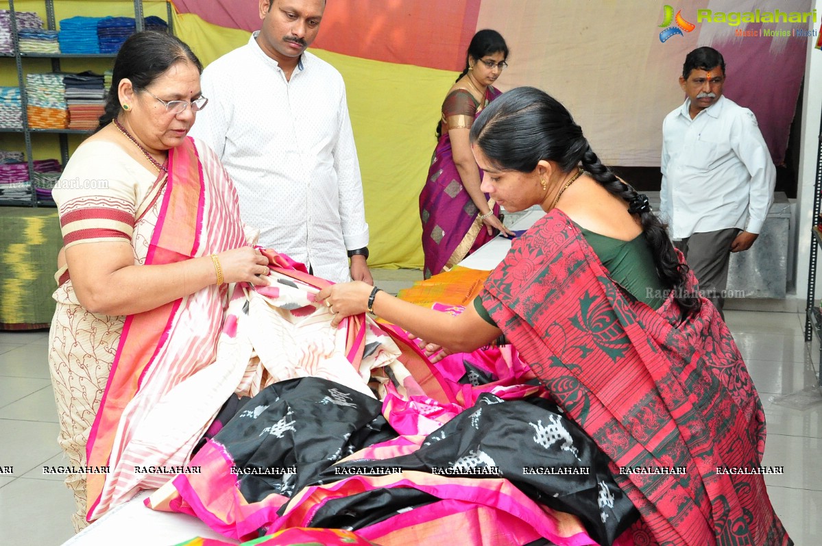 Neha Deshpande launches Pochampally IKAT Art Mela at State Art Gallery, Hyderabad