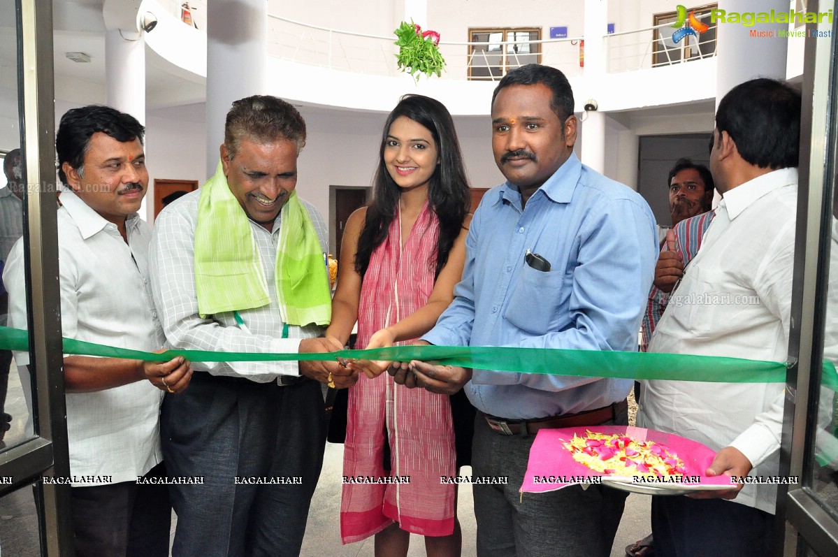 Neha Deshpande launches Pochampally IKAT Art Mela at State Art Gallery, Hyderabad