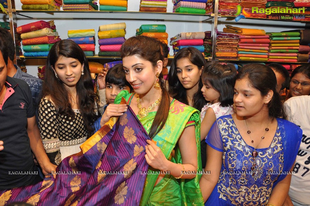 Pranitha Subhash inaugurates Saree Nikethan Showroom, Nalgonda