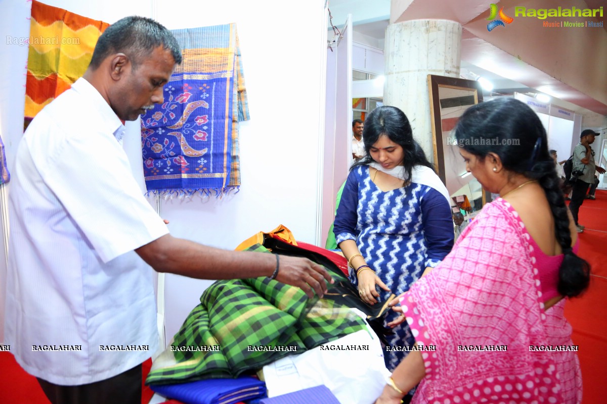 Tamilnadu Handloom Expo Launch by Disha Gawri at Sri Satya Sai Nigamaagamam, Hyderabad