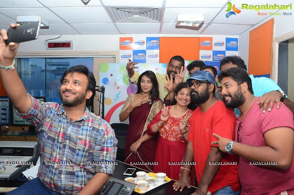 Aavu Puli Madhyalo Prabhas Pelli Team at Radio City