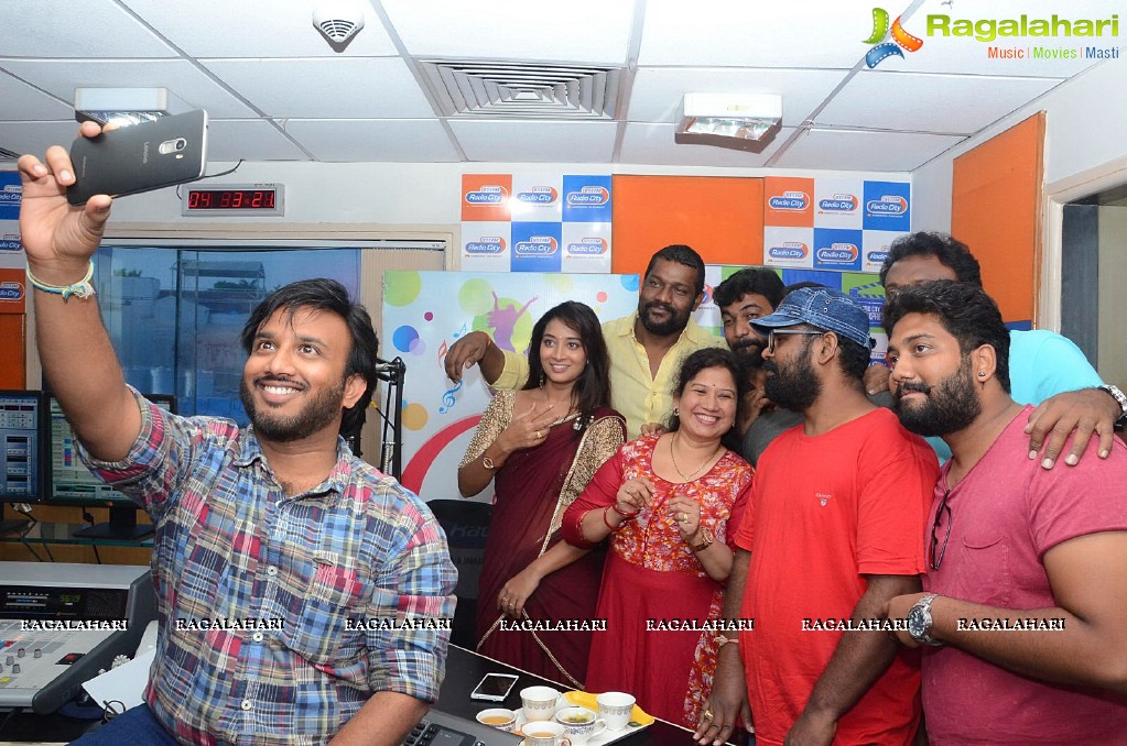 Aavu Puli Madhyalo Prabhas Pelli Team at Radio City