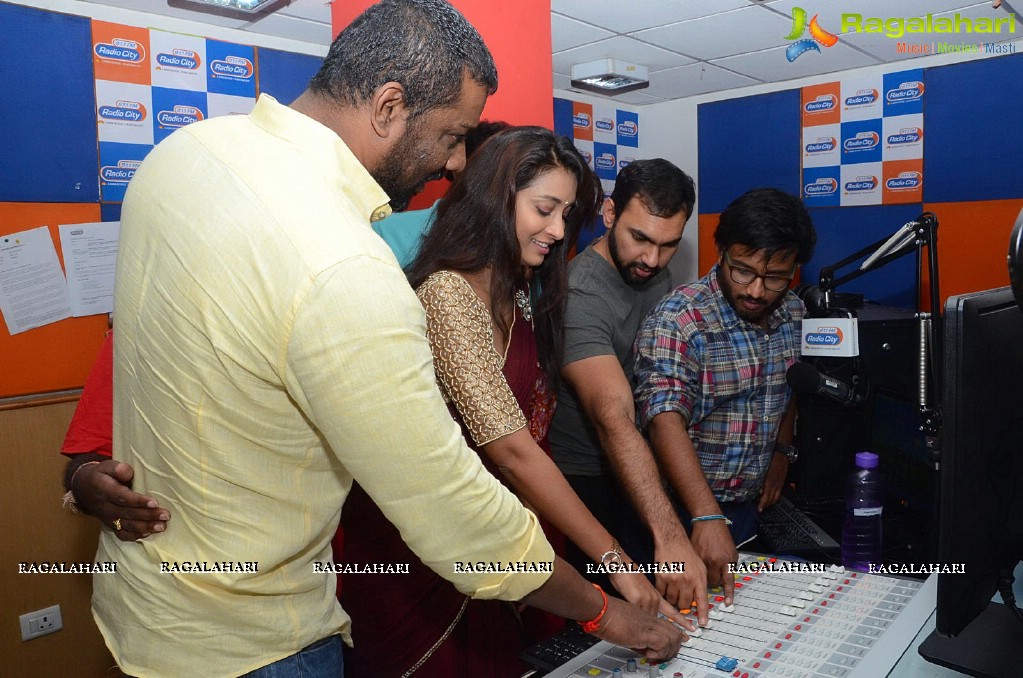 Aavu Puli Madhyalo Prabhas Pelli Team at Radio City