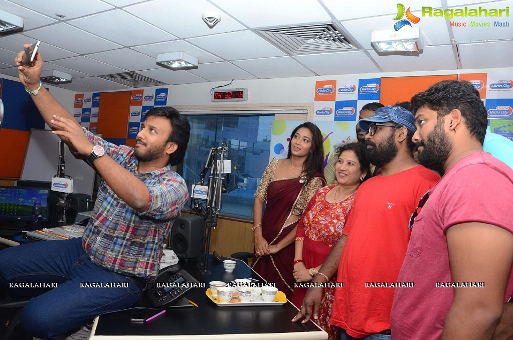 Aavu Puli Madhyalo Prabhas Pelli Team at Radio City