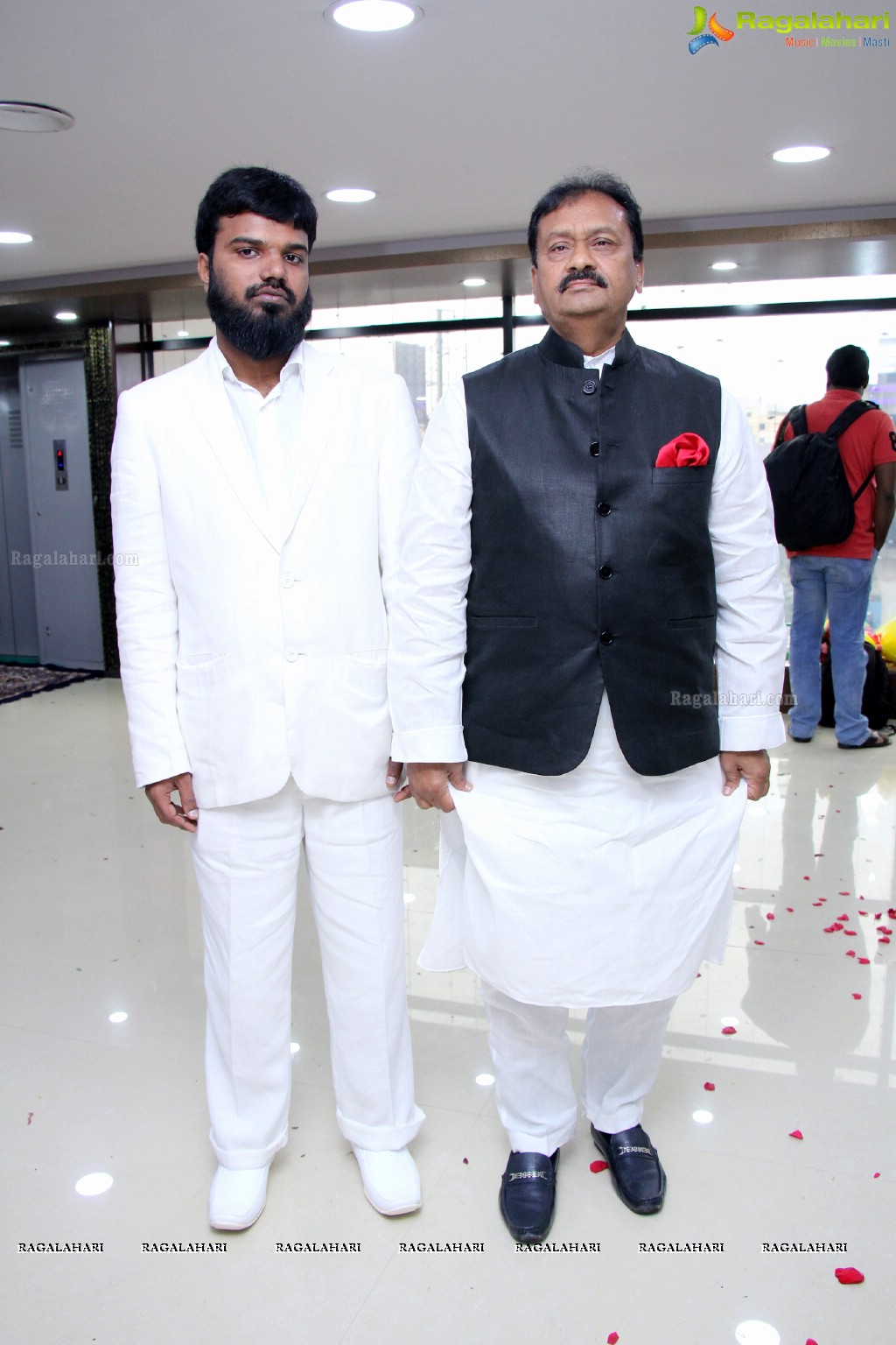 Suniel Shetty and Karishma Kapoor inaugurates Heera Mall, Hyderabad