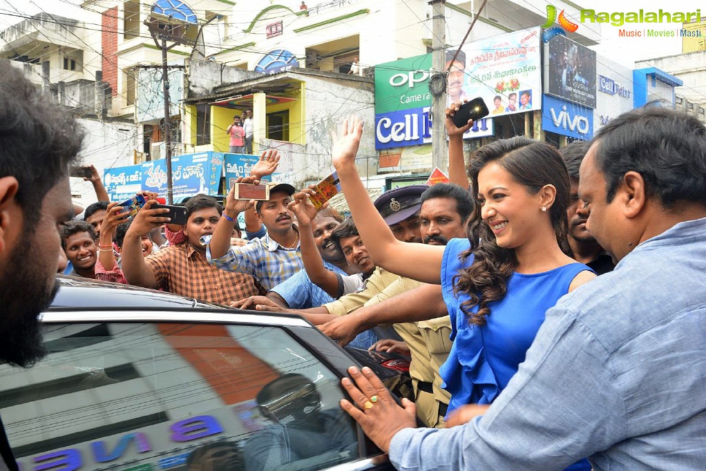 Catherine Tresa launches B New Mobiles at Eluru