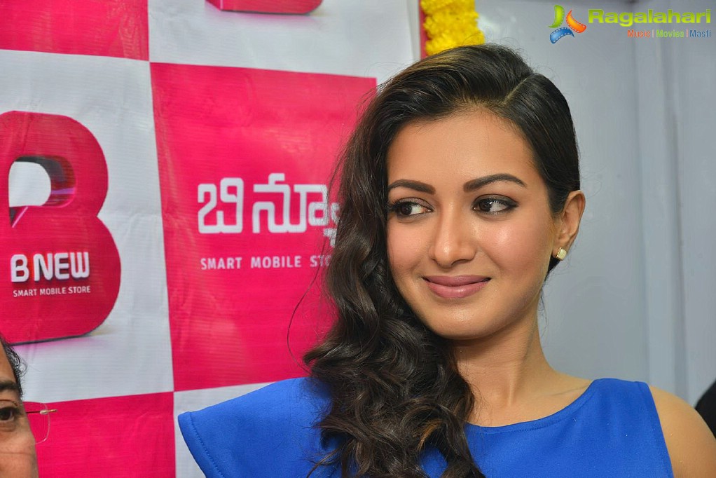 Catherine Tresa launches B New Mobiles at Eluru