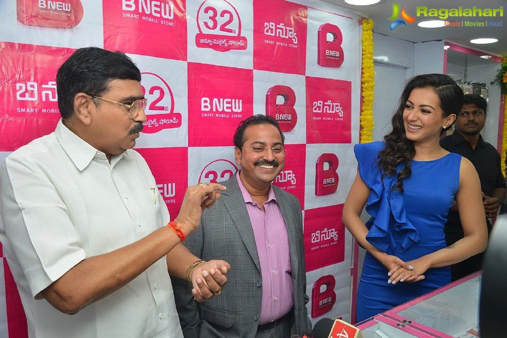 Catherine Tresa launches B New Mobiles at Eluru